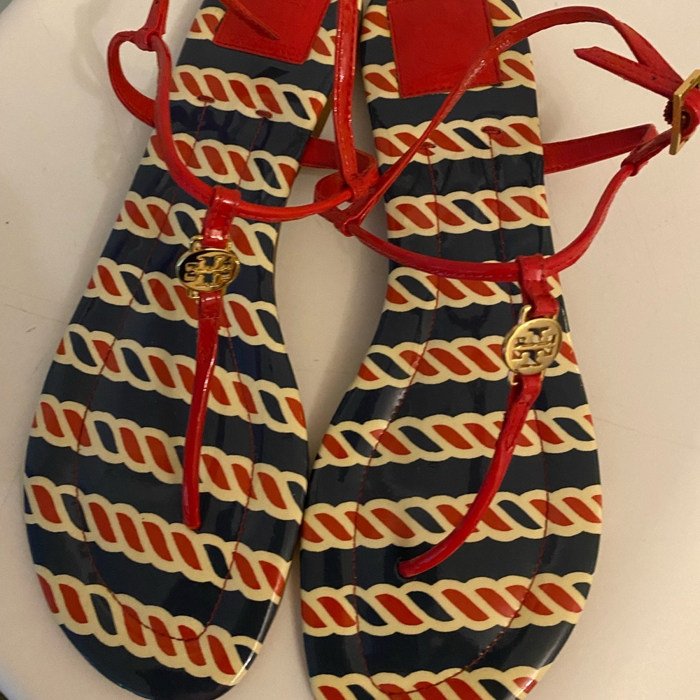 Women’s flat Tory Burch sandals. Pre owned but still looks good. Has dust bag
